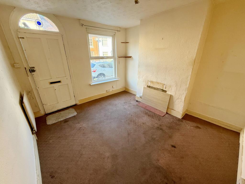 Lot: 100 - TERRACE HOUSE FOR IMPROVEMENT - Living room